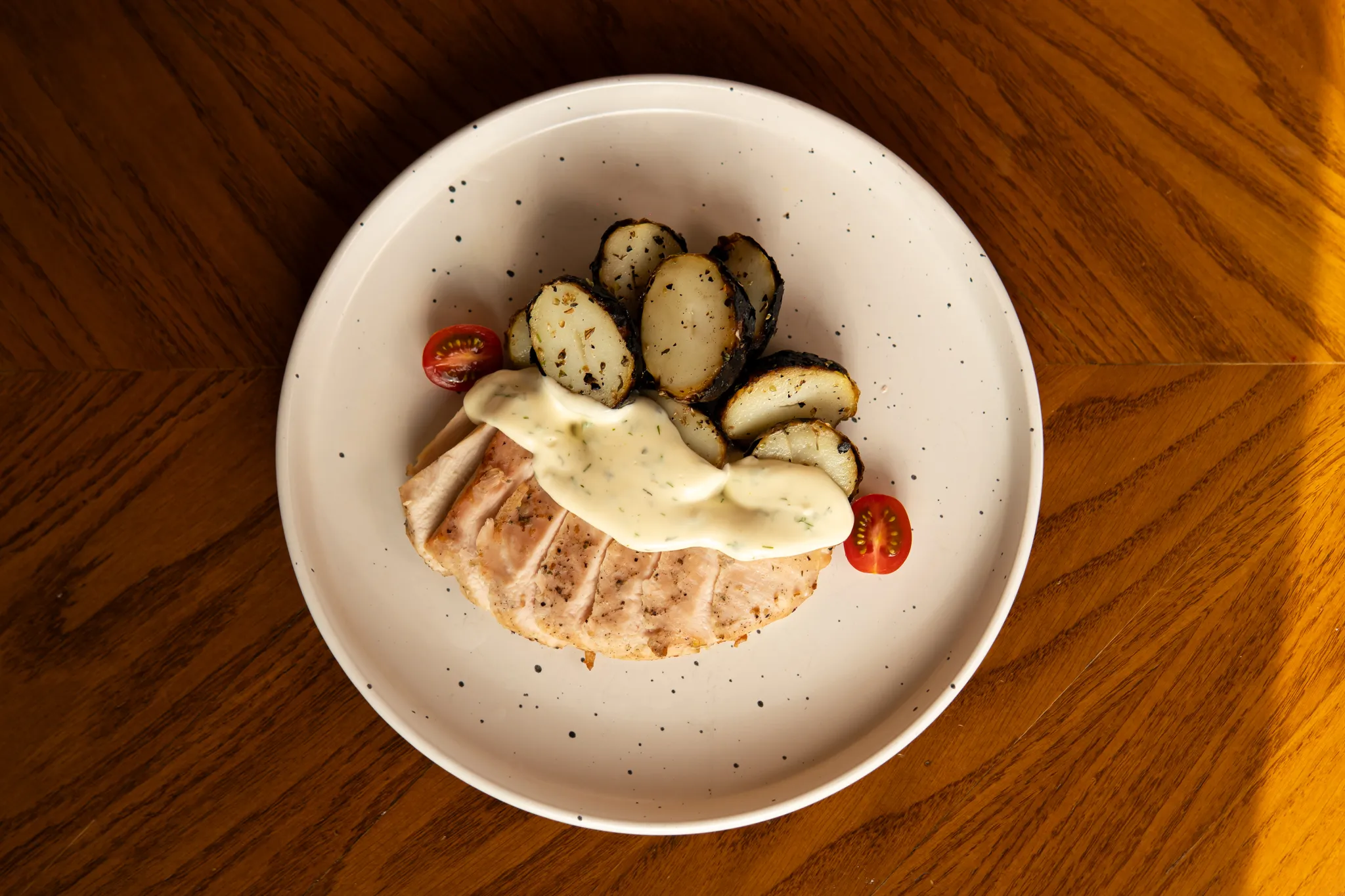 Toyuq filesi pendir sousu və kənd üsulu kartof ilə